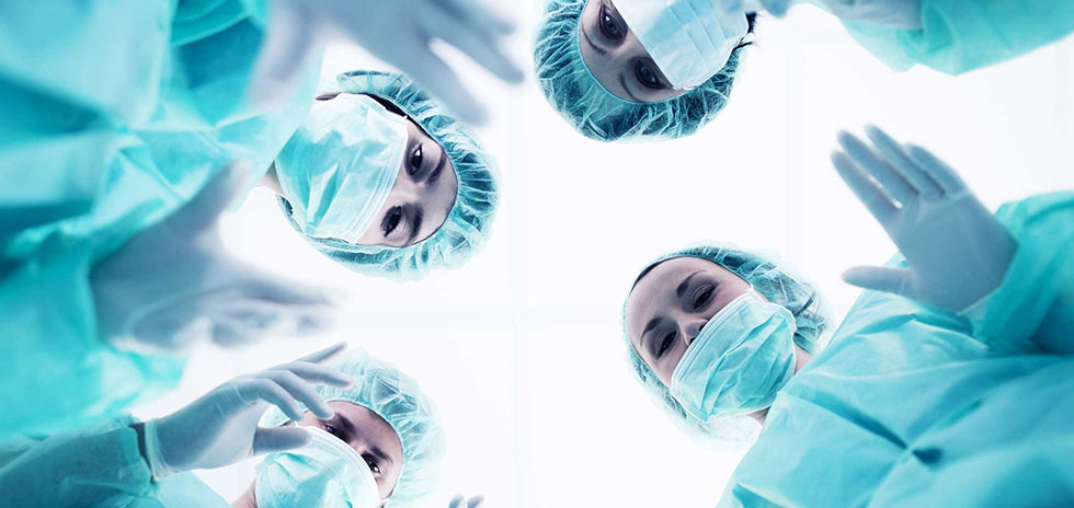 Chirurghi la pratica su cadaveri rianimati