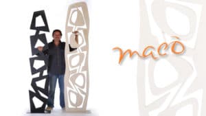 Mito è una lampada totem realizzata in legno naturale e metallo